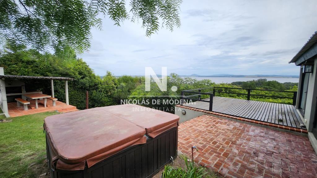 Vende casa de 4 dormitorios con vista a la laguna