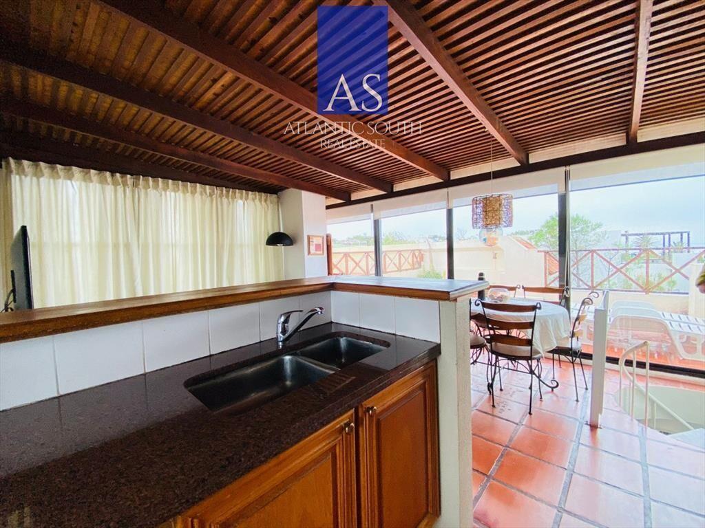 Apartamento 3 dormitorios 2 baños a metros del mar.