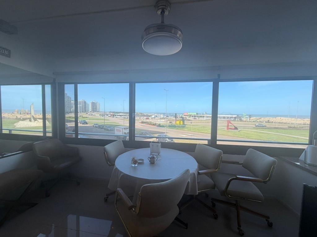 Apartamento en venta de 3 dormitorios en punta ,