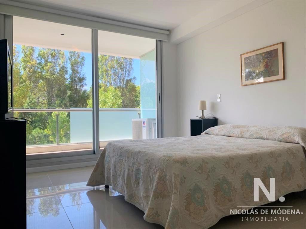 Moderno apartamento de Dos Dormitorios en Venta - Punta del
