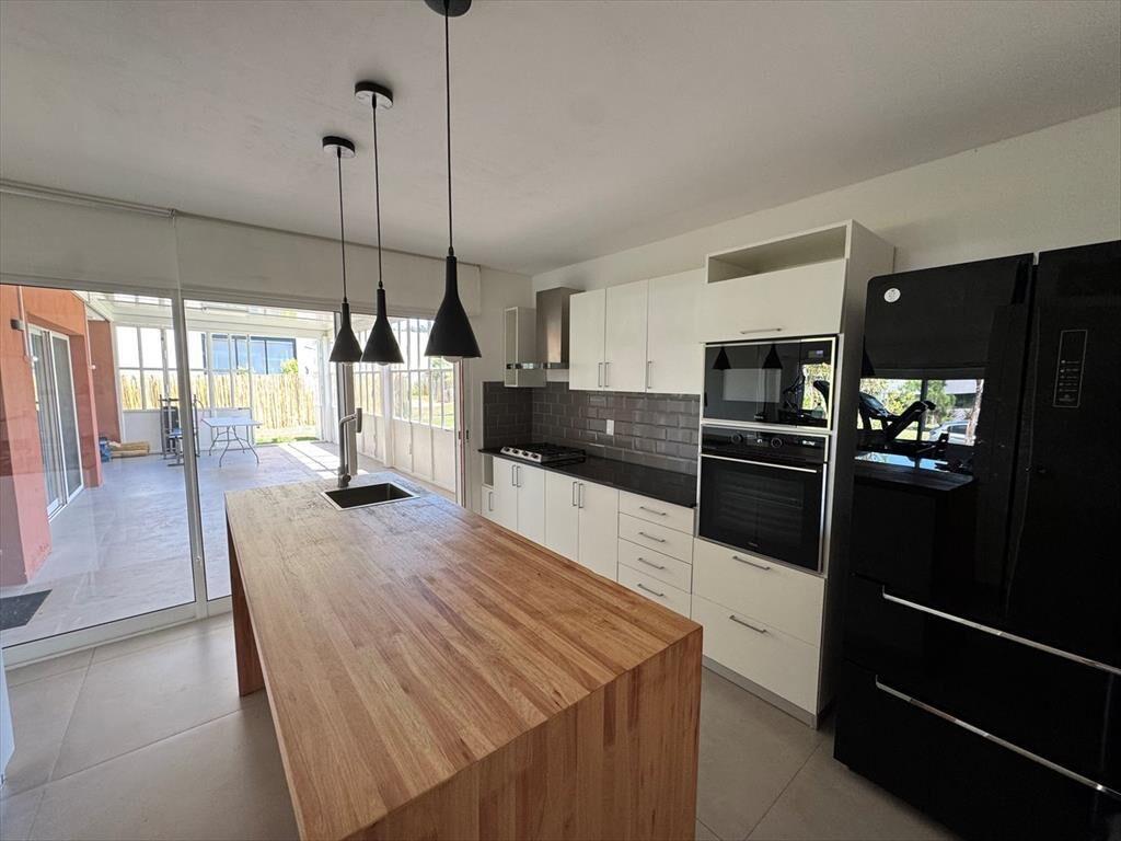 HERMOSA CASA 5 DOR. 4 BAÑOS. GGE. VIÑEDOS