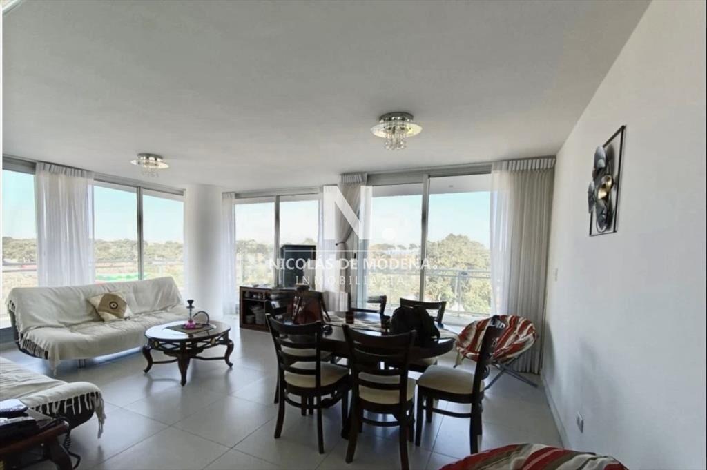 Vende Apartamento de 3 Dormitorios en la zona de