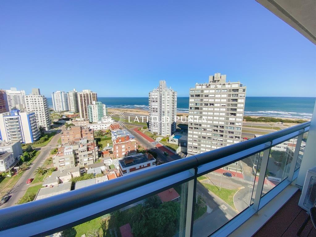 Piso alto en Brava, 1 dormitorio con vestidor, edificio Oni