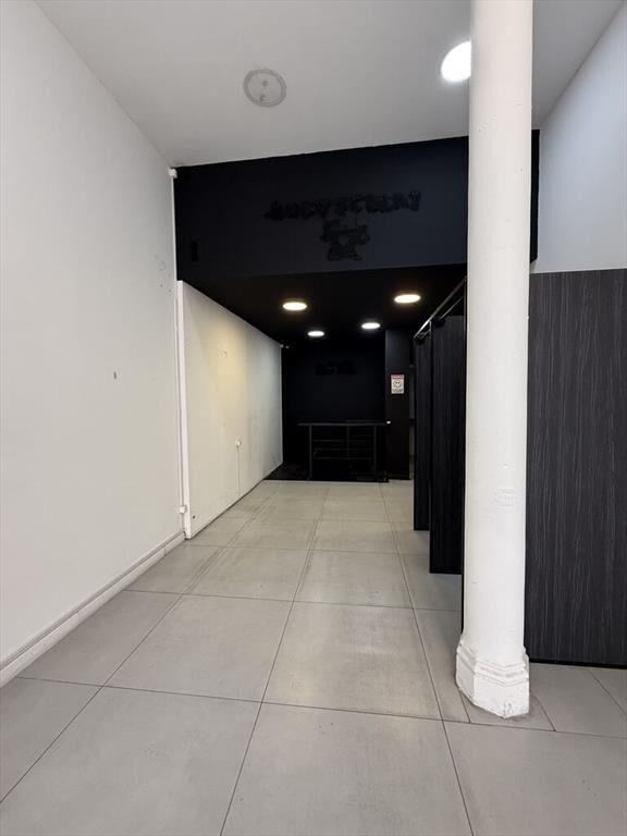 ALQUILER Local comercial sobre 18 de Julio esquina Vázquez.