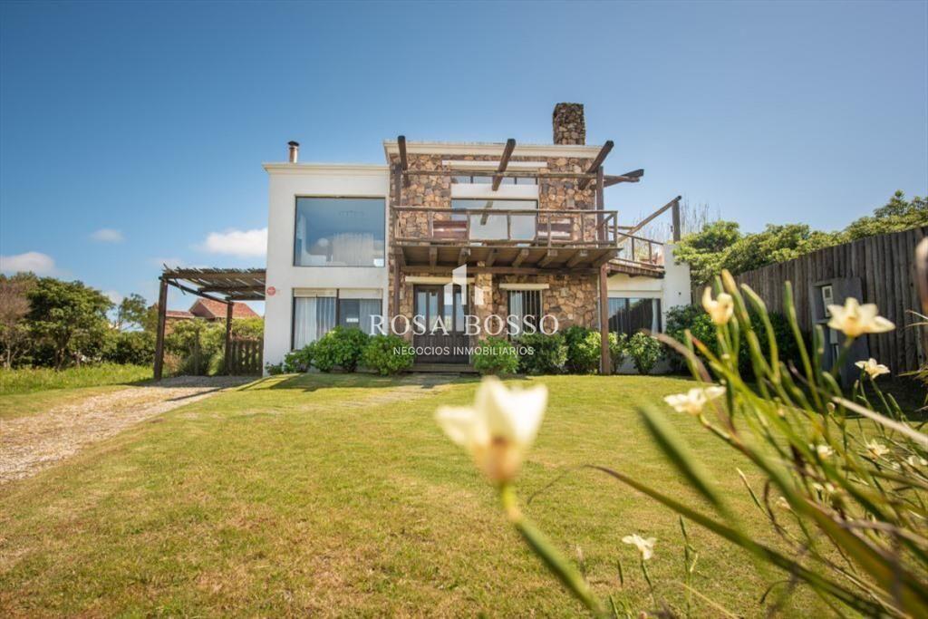 Casa en alquiler anual con vista al mar