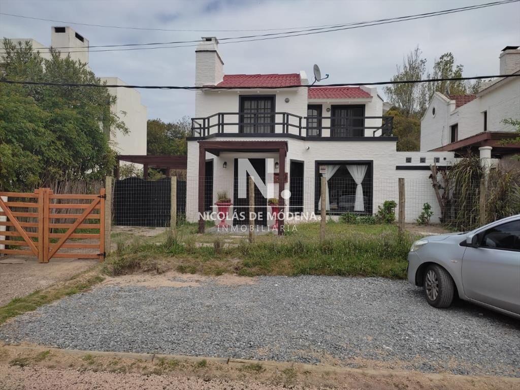 Casa a tres cuadras del centro de La Barra de 4 dormitorios