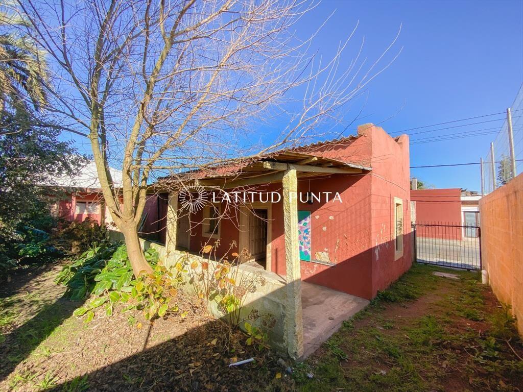 Terreno con construcción a media cuadra de Av