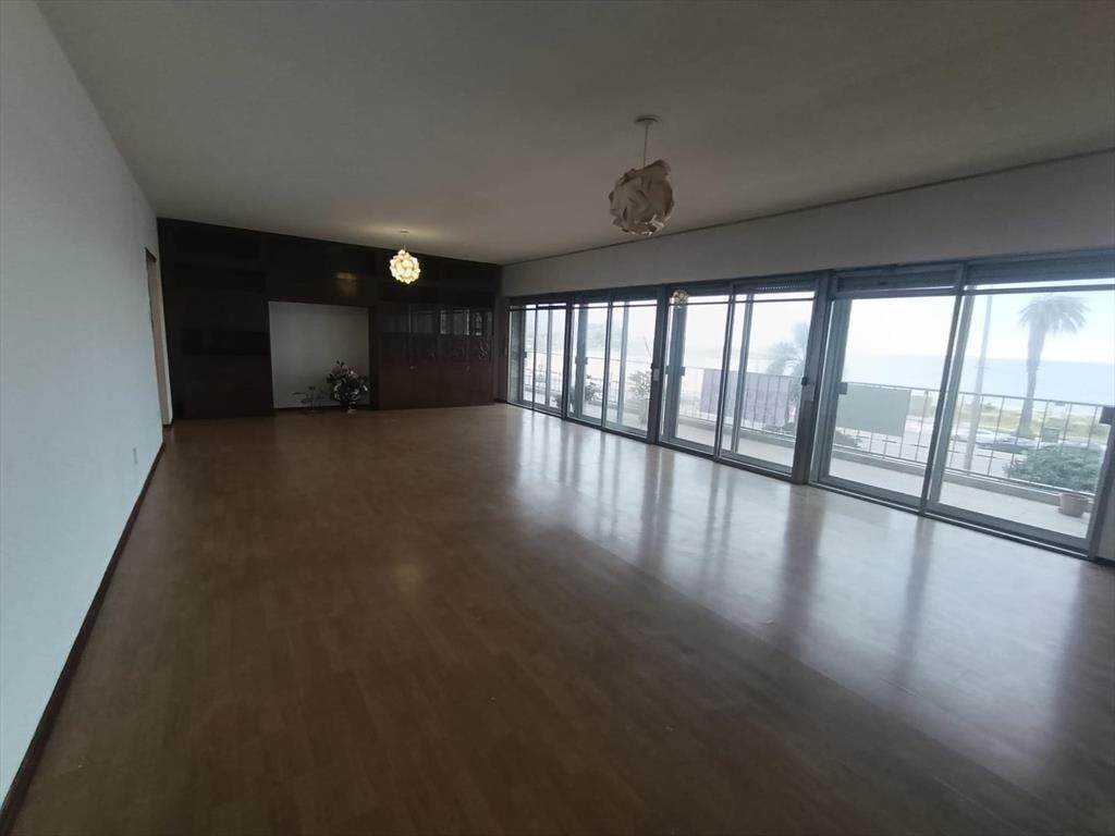 Rambla Pocitos, reciclado, 243 m2, 3 dormitorios, servicio