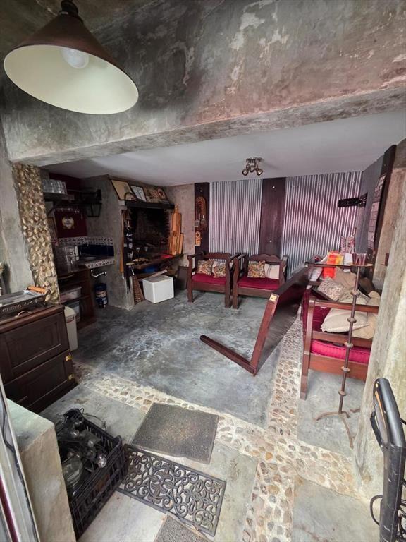 Proximo Berro y Bv España, 235 m2 + patio de 60 m2, padrón