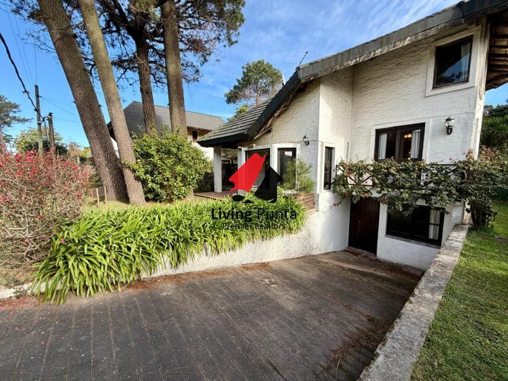Hermosa casa en venta con piscina en punta del