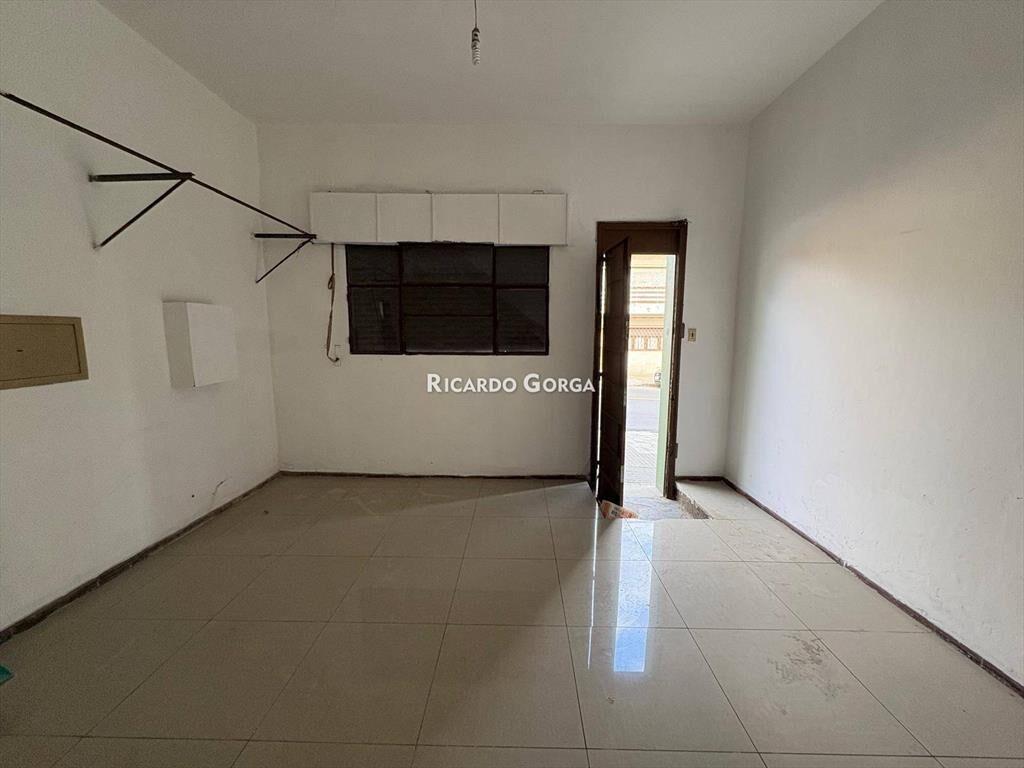 Casa de 4 dormitorios + Local en Venta a metros de Av. M...
