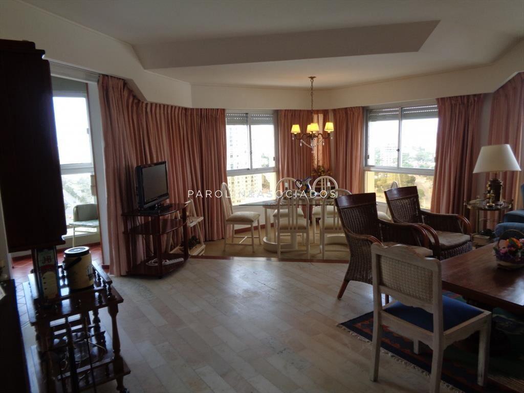 Apartamento en venta de 3 dormitorios con estufa