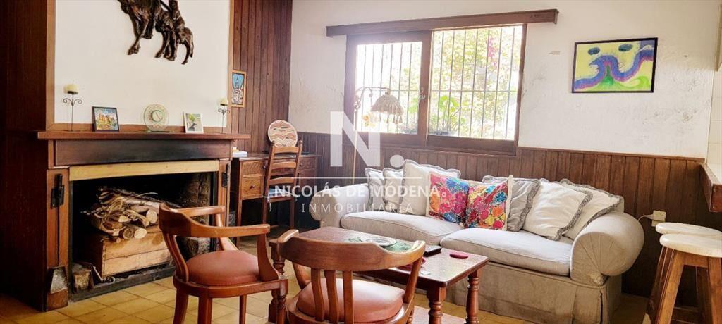 Hermosa casa de 2 niveles, con amplios espacios.