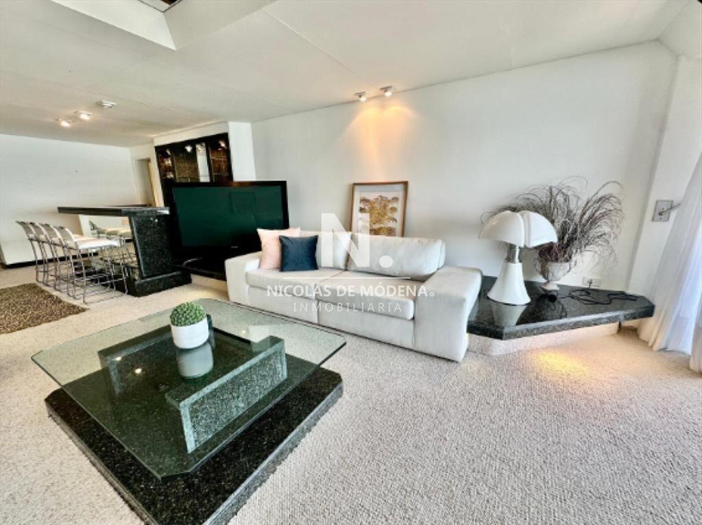 Vende apartamento de 3 dormitorios, con vista al