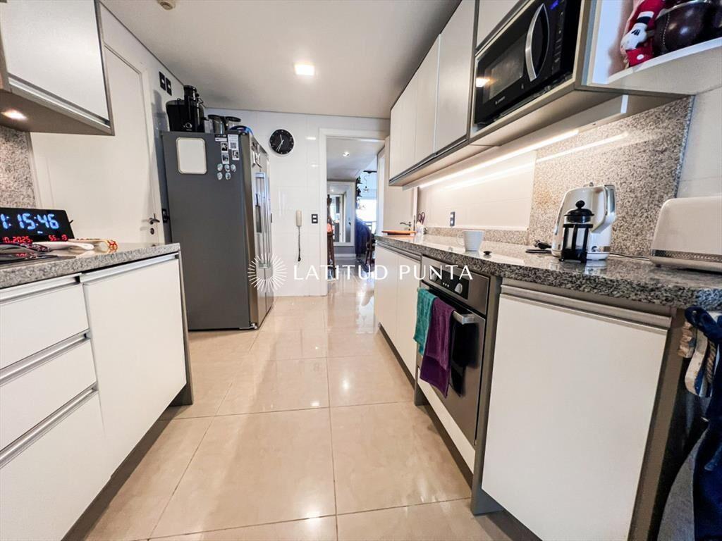 Apartamento piso alto sobre la mansa de 2 mas