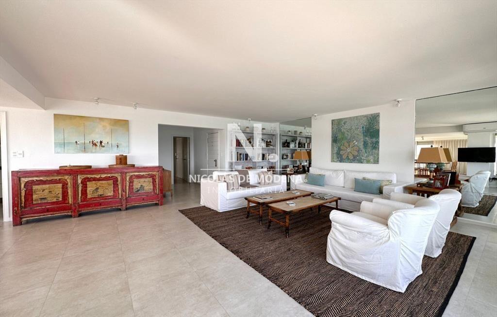 En venta apartamento semi-piso en torre Malecon