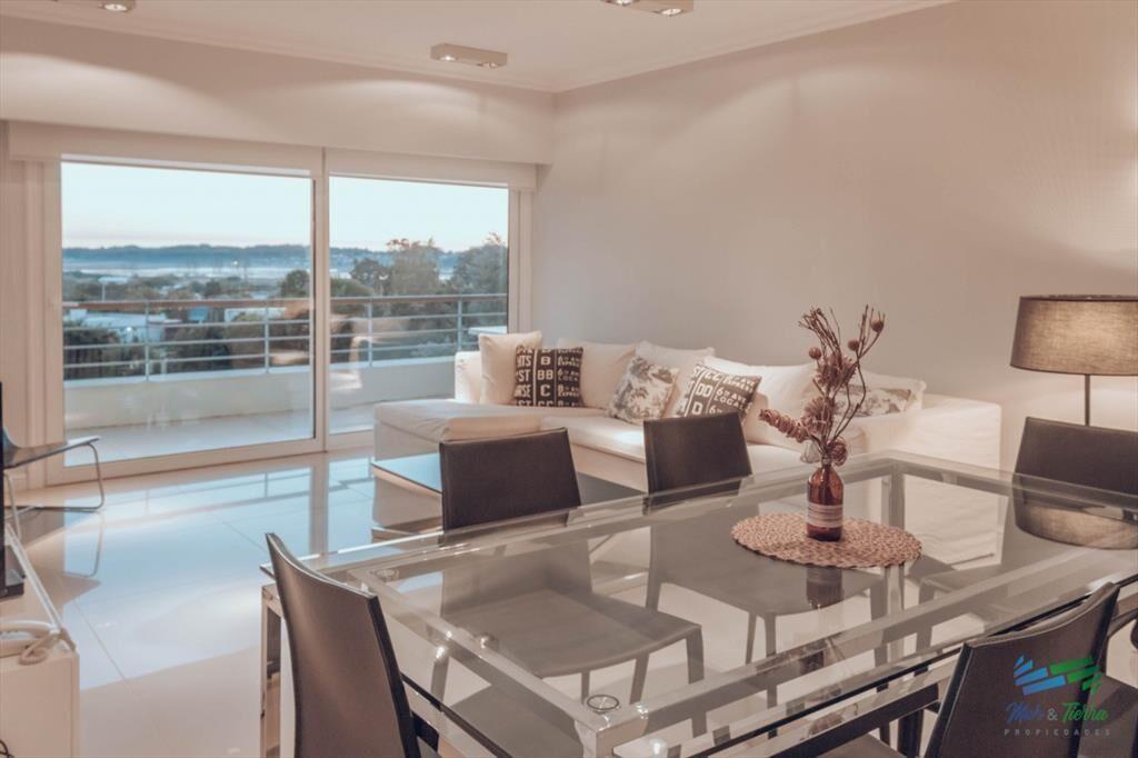 VENTA de apartamento de 2 dormitorios sobre playa