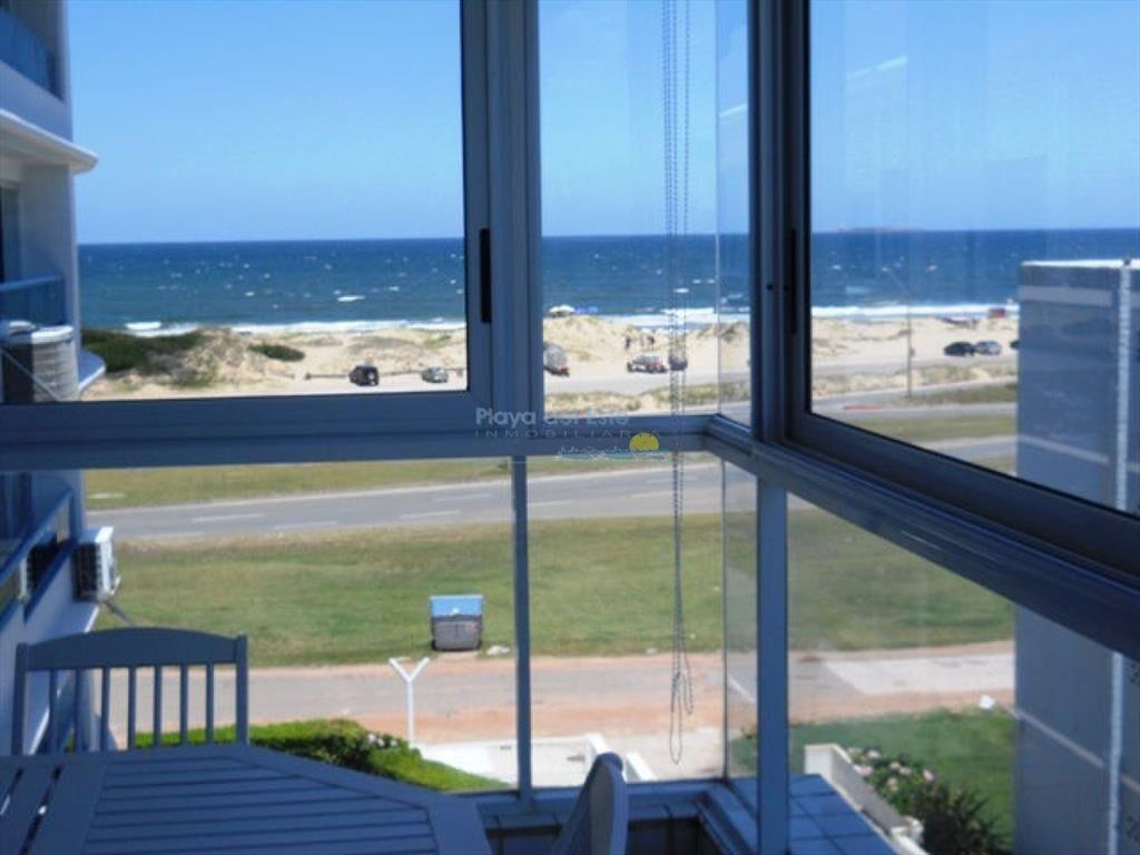 Apartamento en venta de 3 dormitorios y servicio