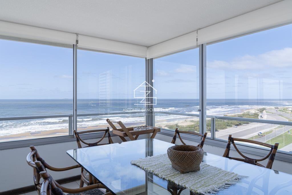 Venta de apartamento de 3 dormitorios y dep. de servicio en
