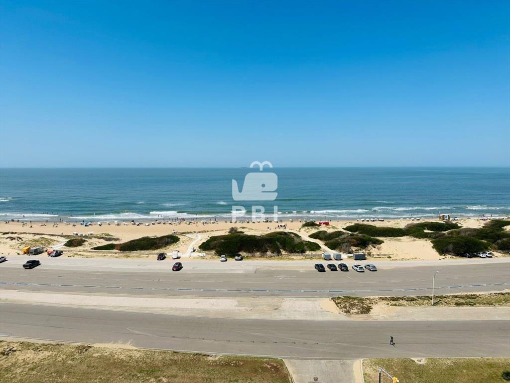 Apartamento de 3 dormitorios en venta en Punta -