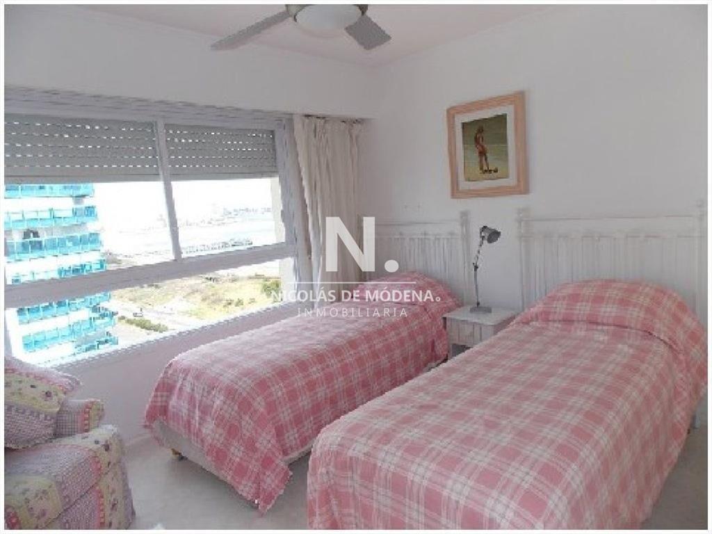 Apartamento en Venta de 3 Dormitorios en Edificio