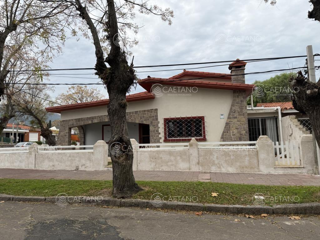 Excelente casa de construcción tradicional en