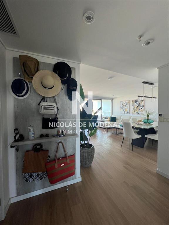 Vende apartamento de 2 dormitorios en suite, con