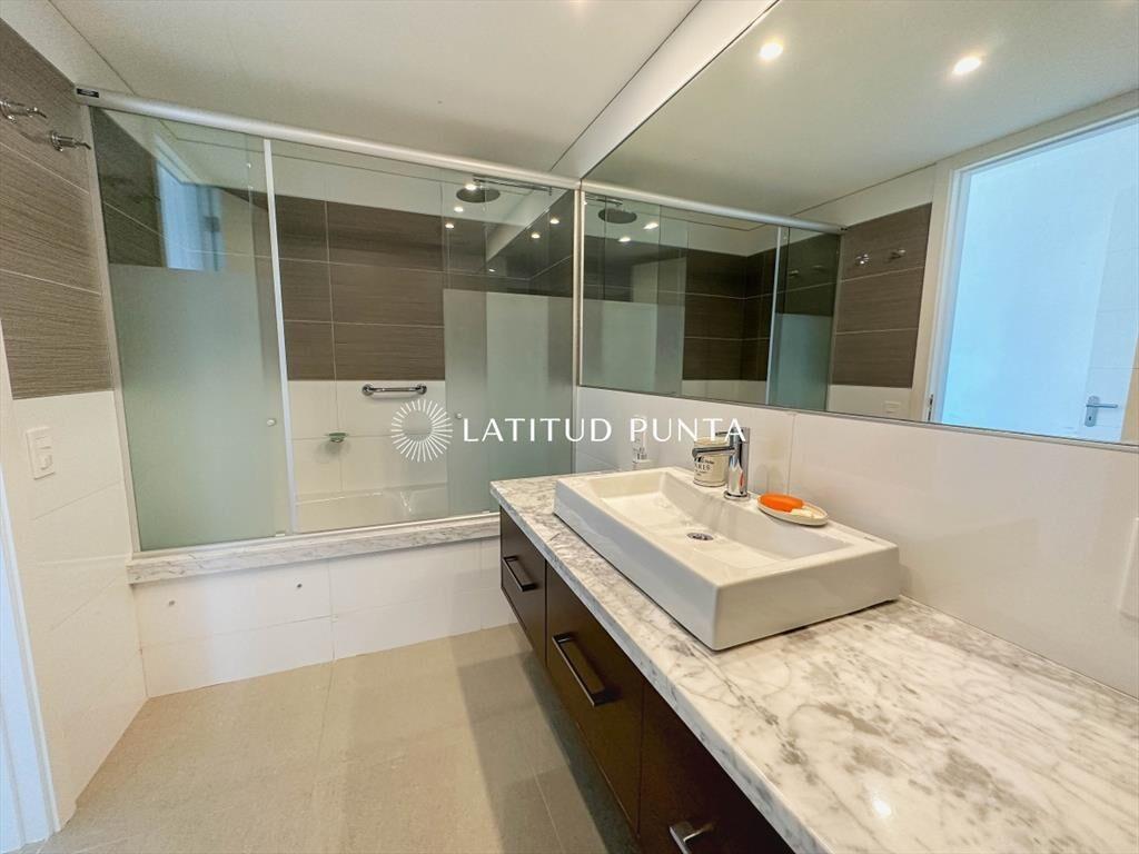 Brava, piso alto en One de 3 dormitorios en suite