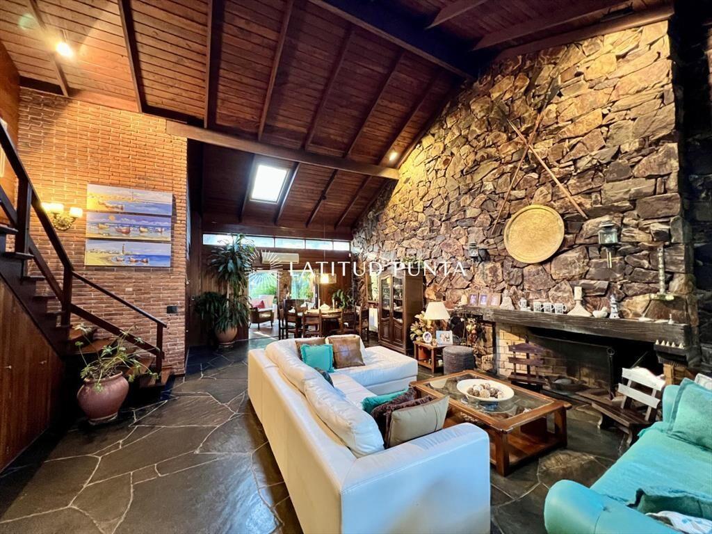 Casa de 4 dormitorios. Roosevelt