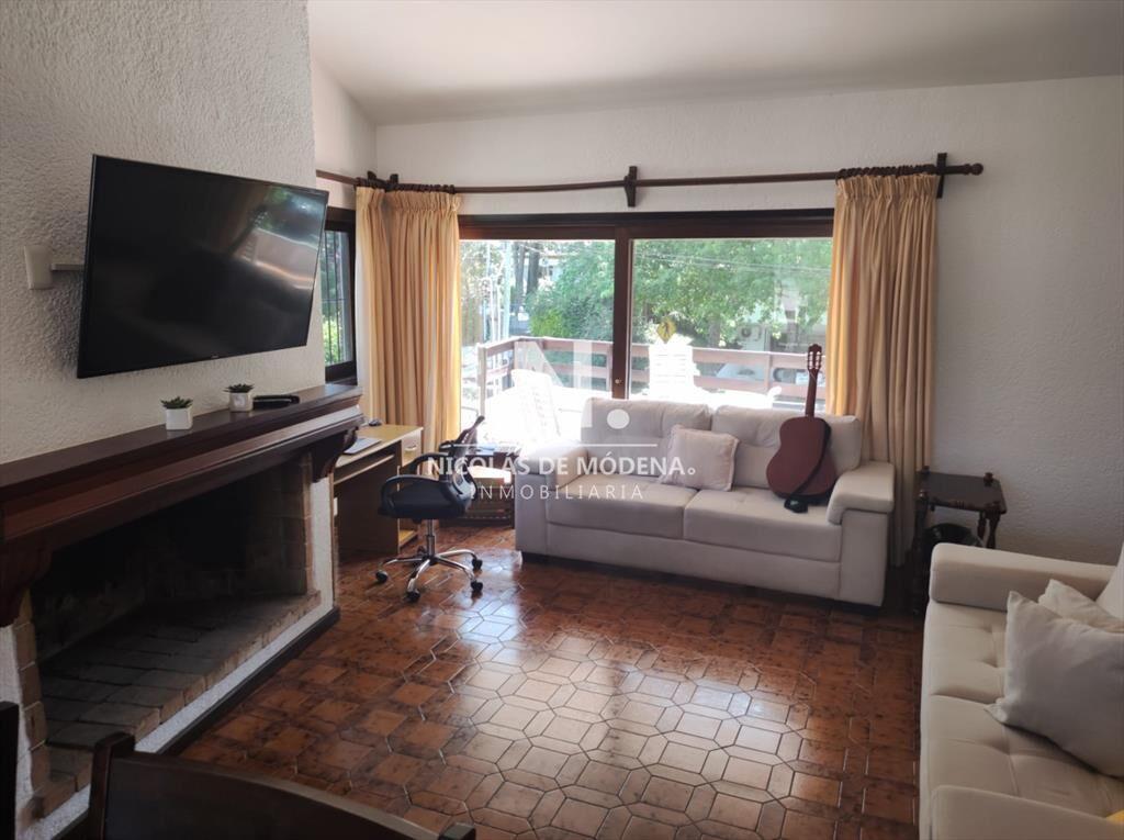 Vende casa de 2 dormitorios en Cantegril Punta