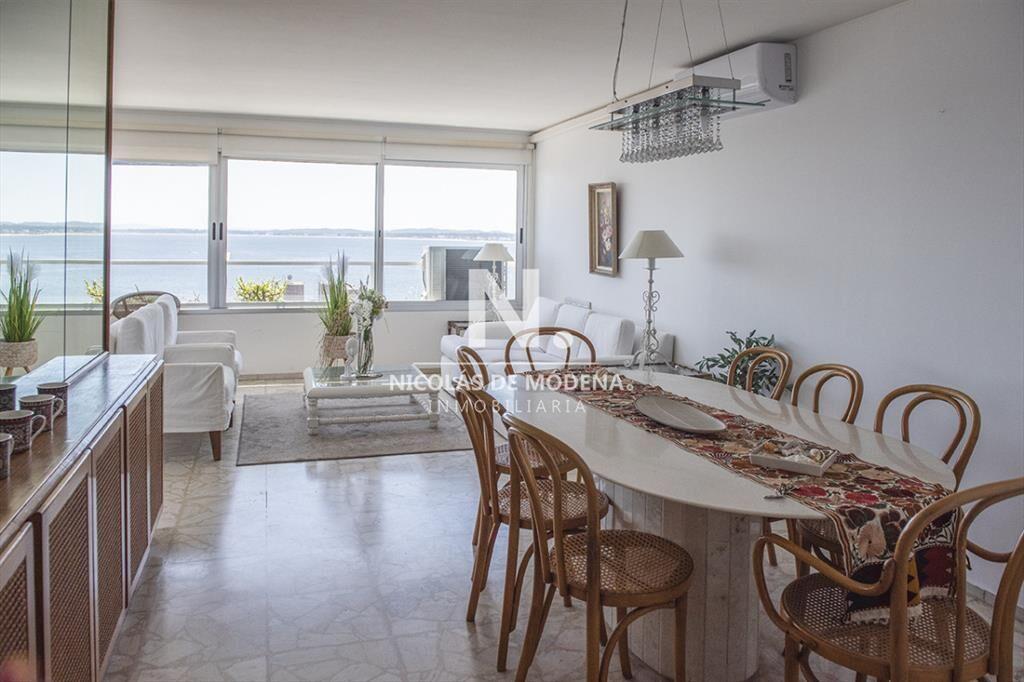 Vende apartamento con balcon y 3 dormitorios en