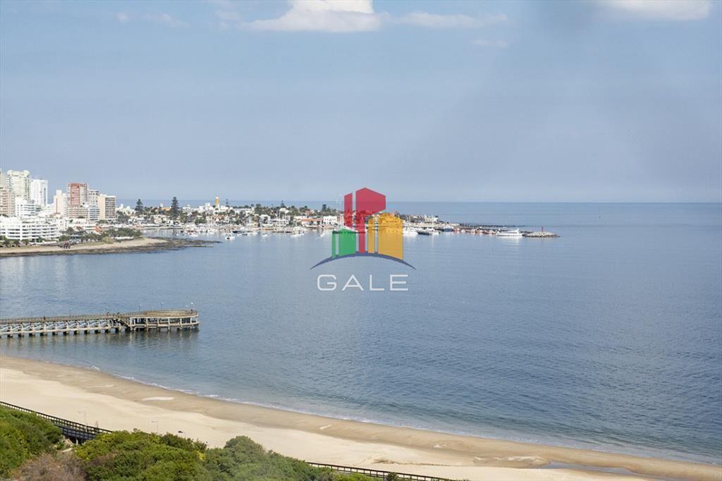 Departamento de 3 dormitorios en venta frente a Playa Mansa