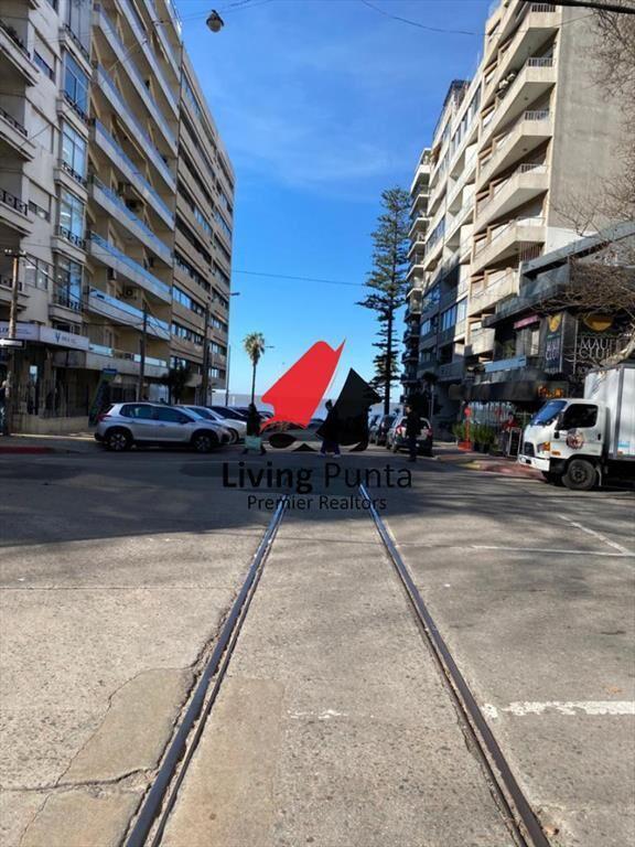 En venta a una cuadra de la playa, se vende con