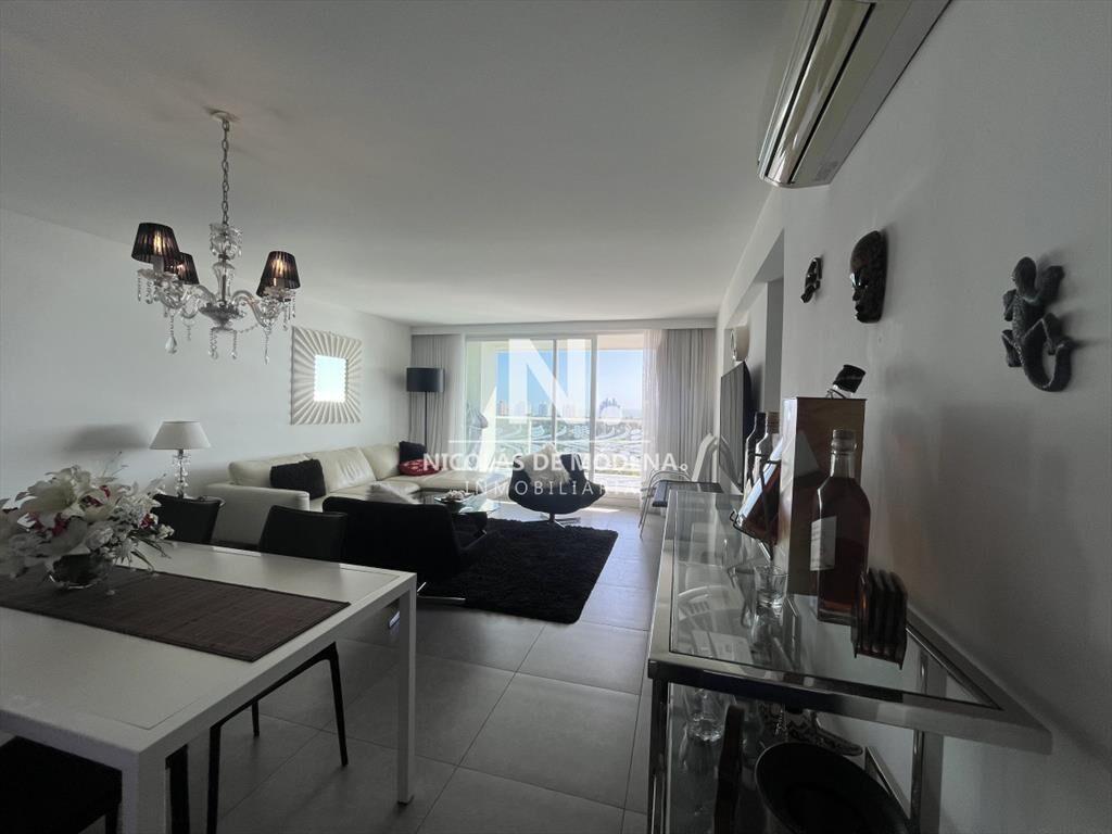 Piso intermedio de 2 dorrmitorios en venta en Torre Yoo