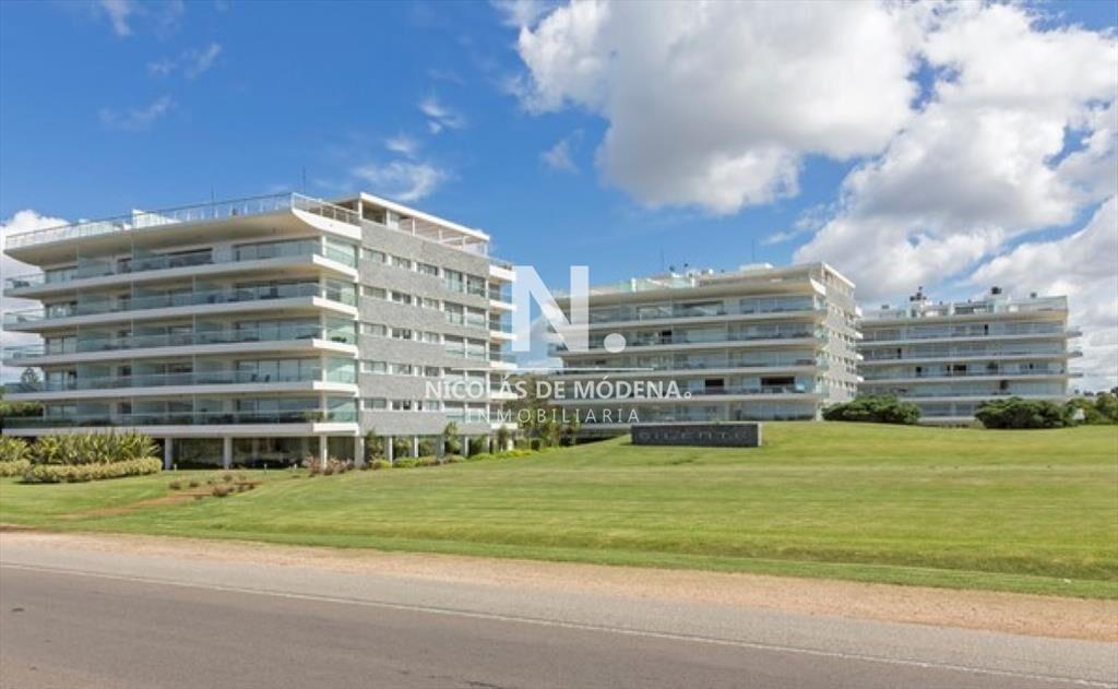 Alquila departamento de 2 dormitorios en Punta del Este