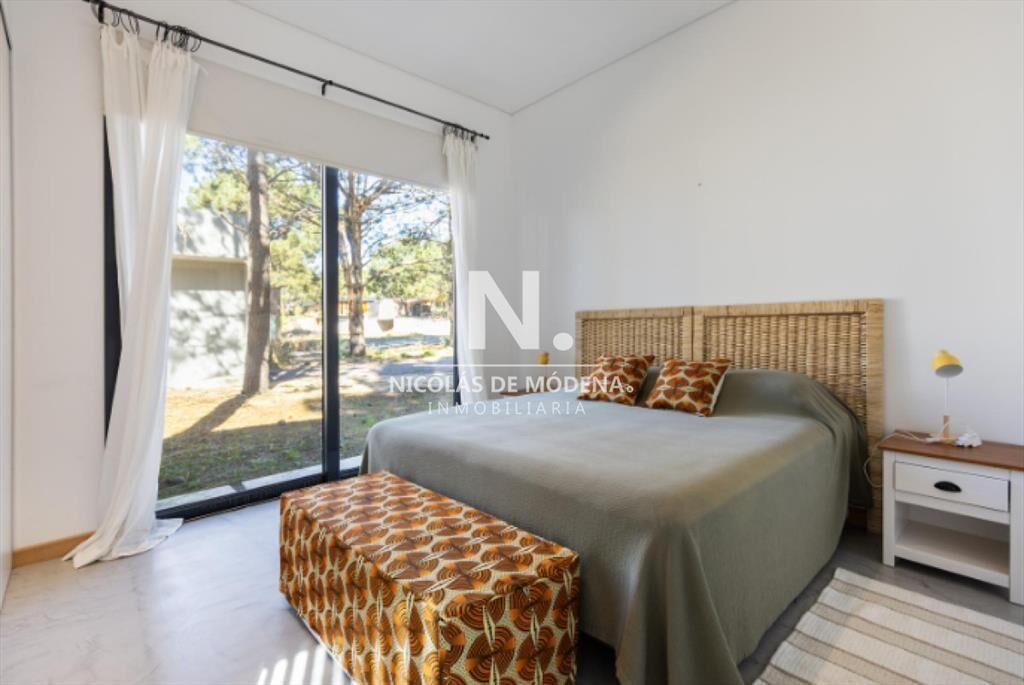 Vende casa de 4 dormitorios, en Laguna Escondida.