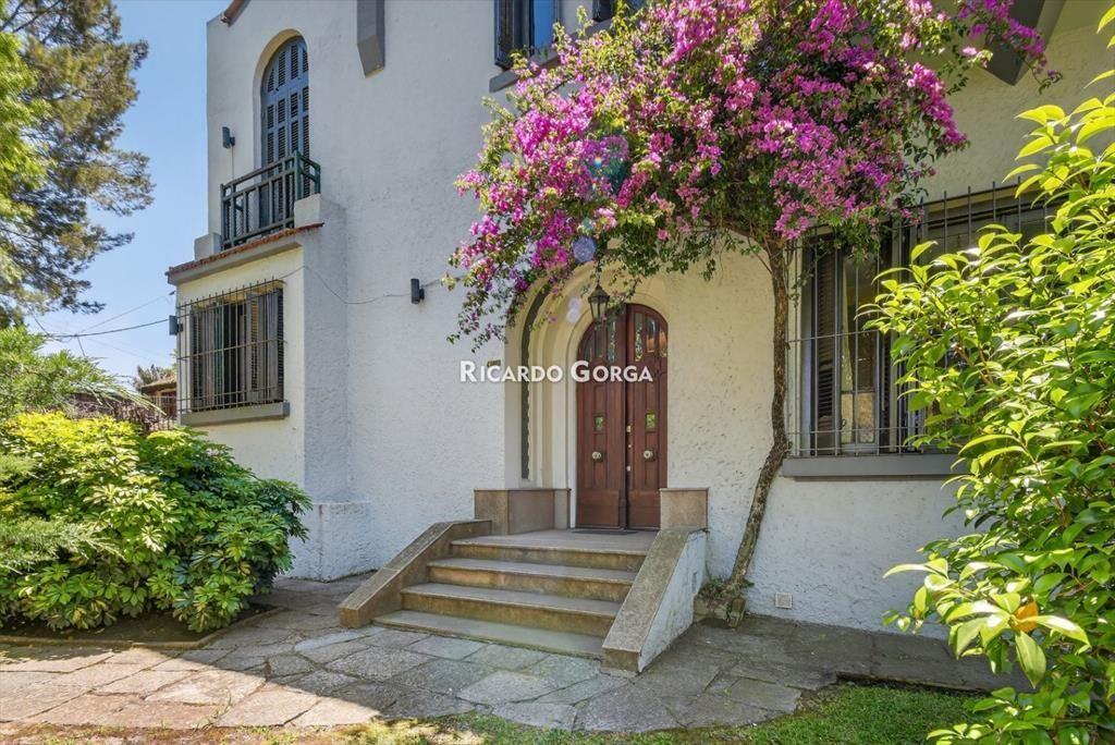Hermosa casa esquina sobre Av. Luis a de Herrera muy pró...