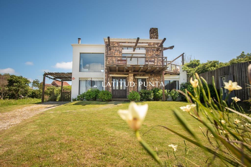 Hermosa casa frente al mar en Punta Piedras