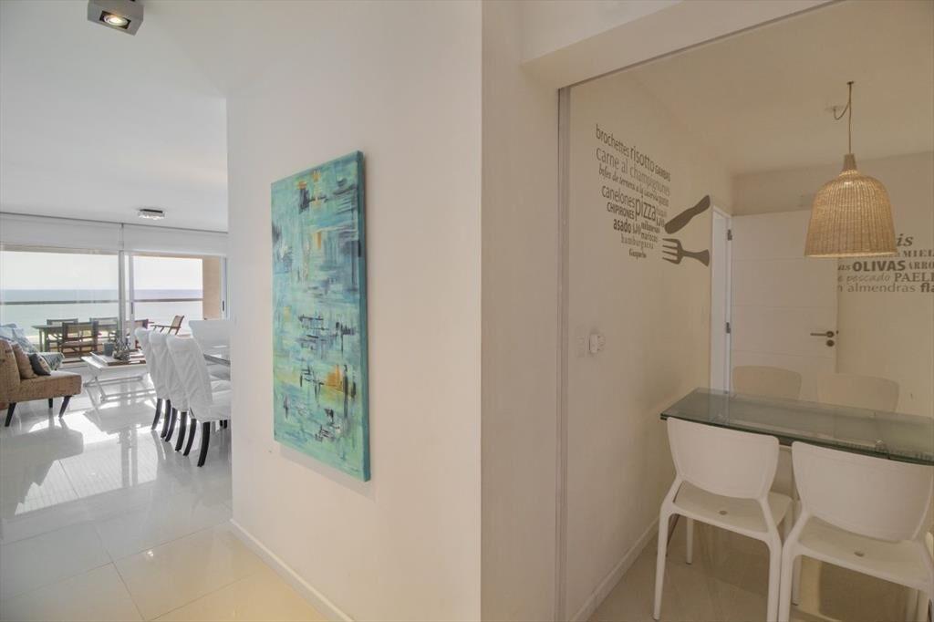 Excelente Apartamento de Tres Dormitorios con Vista a Playa