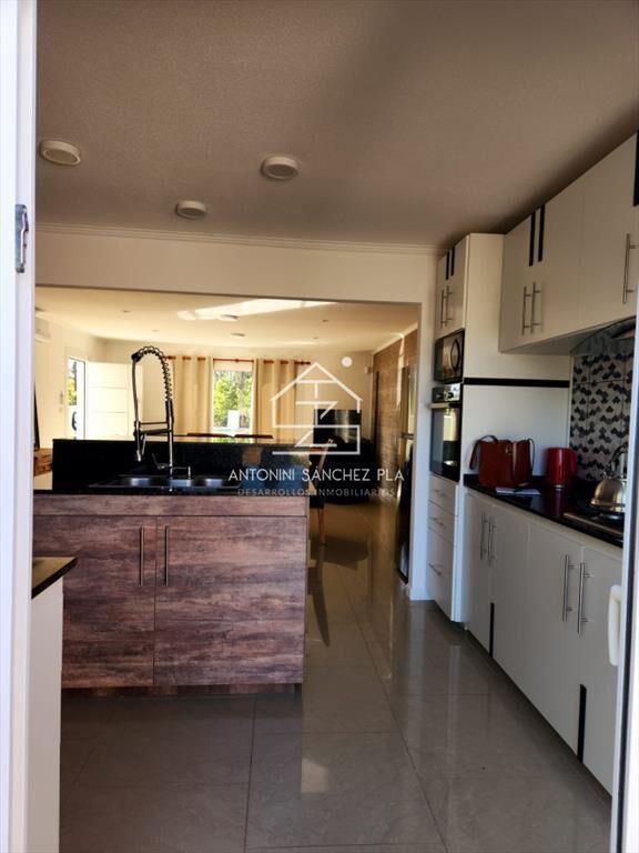 Vende Casa de 3 Dormitorios en Parque Burnett, con espacios