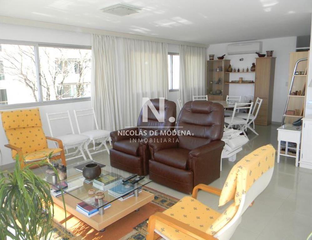 Apartamento en venta con vista al puerto !