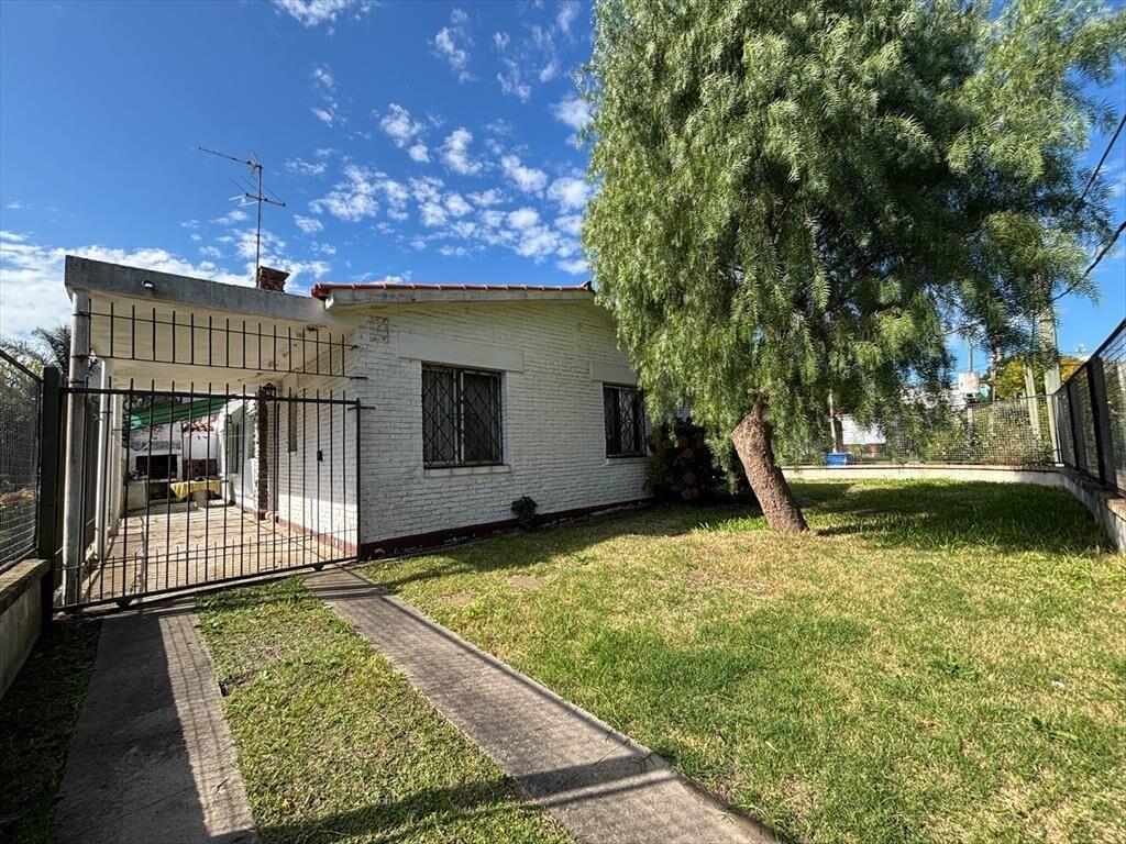 Venta - Casa- 4 dormitorios-A 1 cuadra de Playa -Atlantida