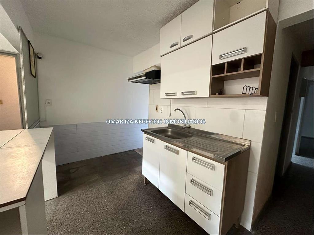 Alquiler apartamento dos dormitorios Centro bajos gc con pa
