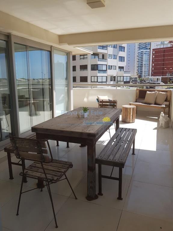 Apartamento de 4 dormitorios en Punta del este ,
