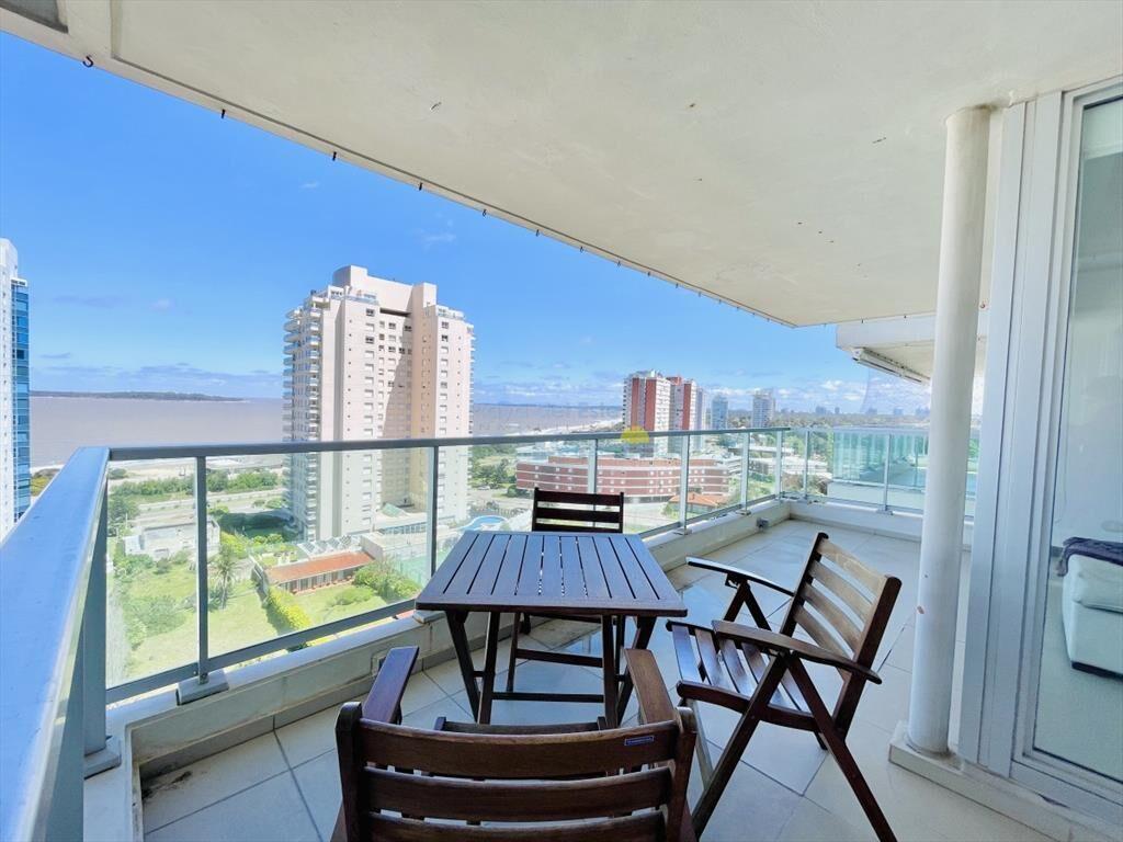 Apartamento de 2 Dormitorios, Vista al Mar y Parrillero en