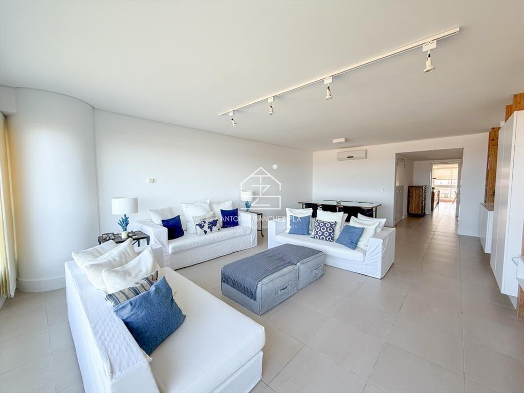 Luminoso y cómodo apartamento en primera linea Playa Brava