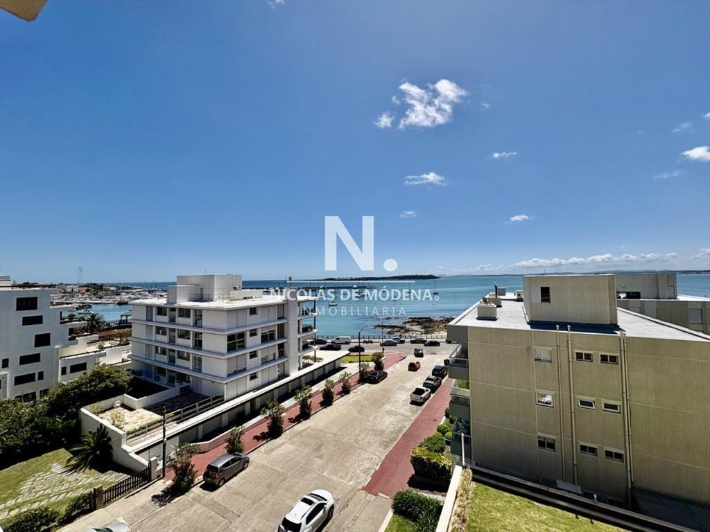 En venta apartamento de 4 dormitorios con vista