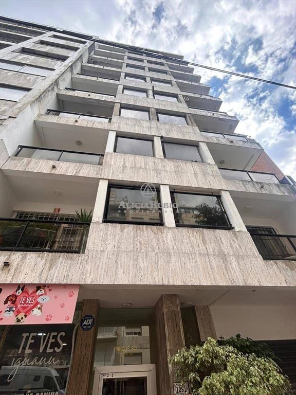 BERRO Y BARREIRO. PISO ALTO. BALCON. COCINA DEFINIDA, GC...