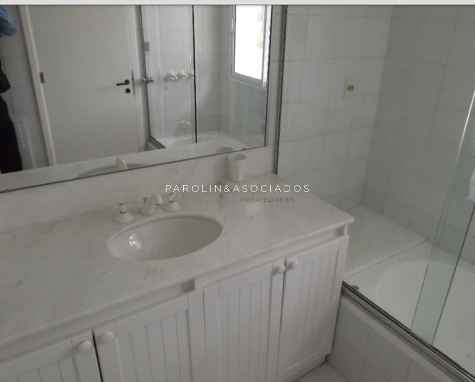 Apartamento en venta de 2 dormitorios + en Punta