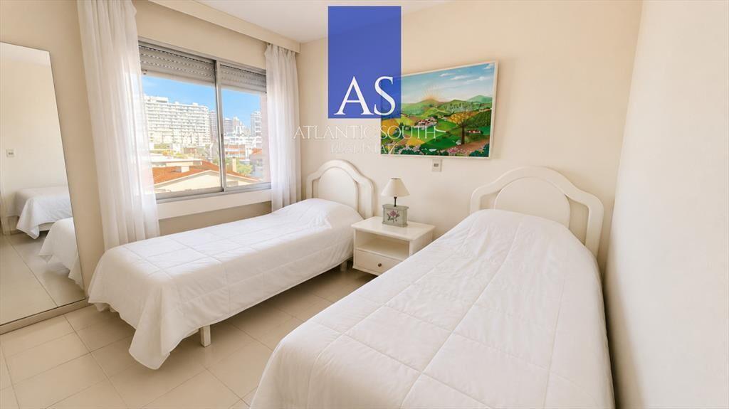 Apartamento esquinero frente al mar Punta del